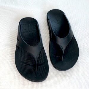 OOFOS Black Flip Flop Sandals Woman’s Size 8 Man’s Size 6